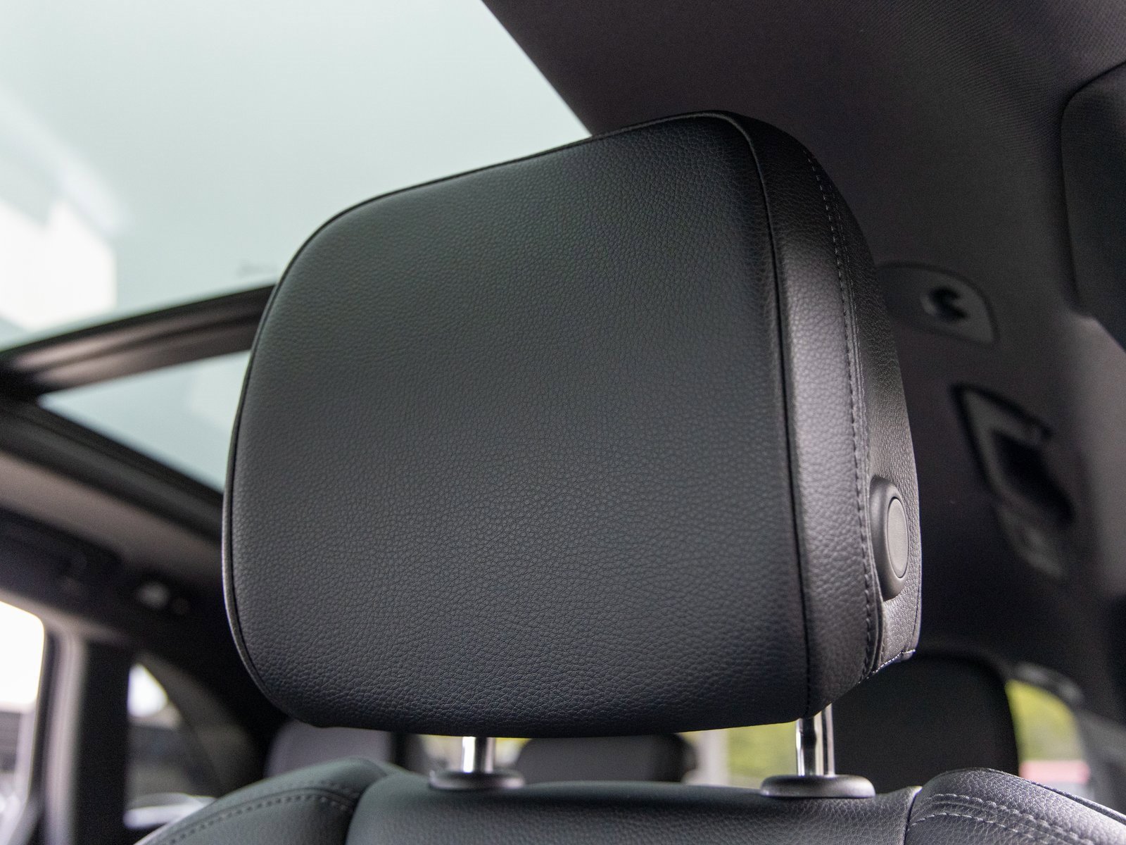 Certified 2025 Porsche Macan image 27