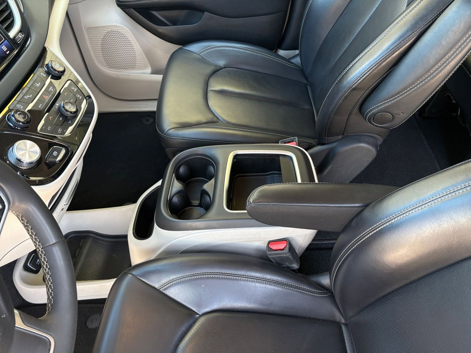 Used 2023 Chrysler Pacifica Touring-L image 43