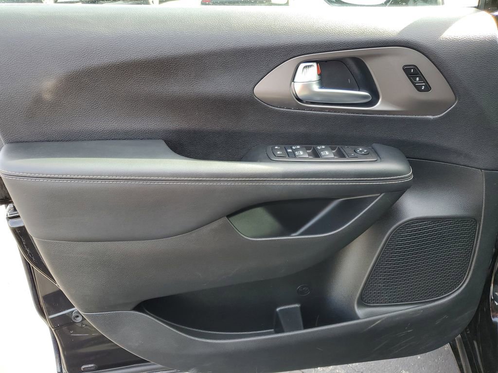 Used 2025 Chrysler Pacifica Select image 24