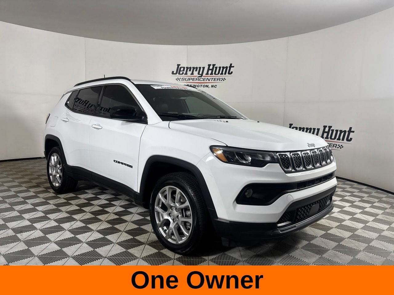 Used 2024 Jeep Compass Latitude w/ Sun and Sound Group AWD/4WD image 4
