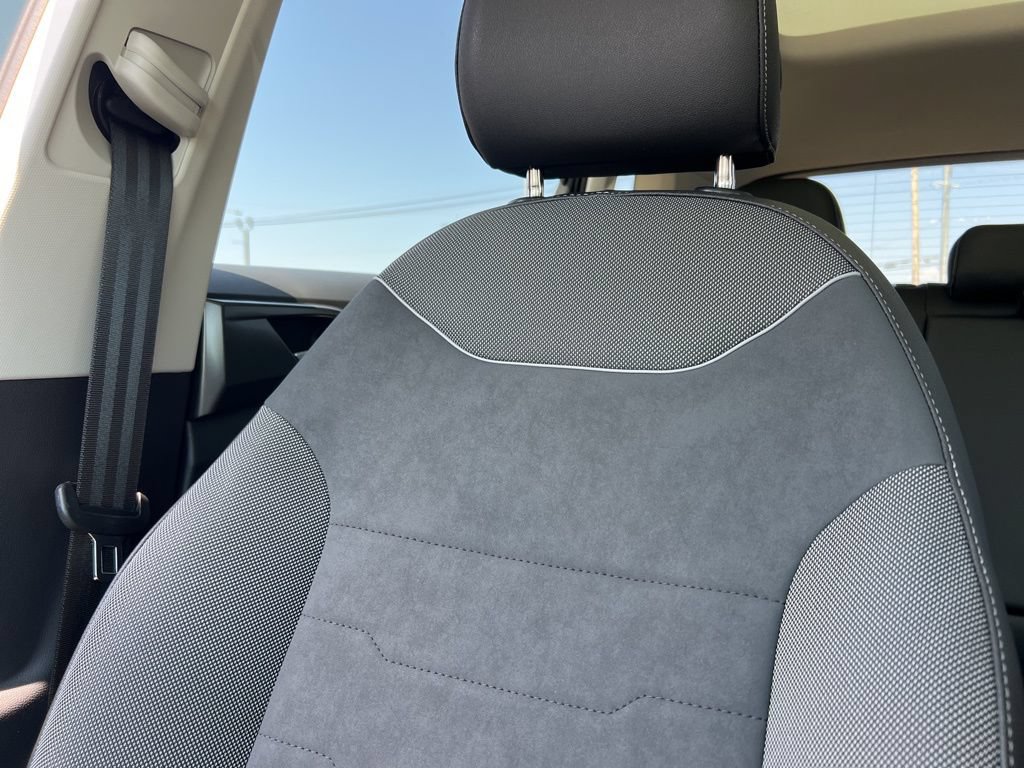 New 2025 Volkswagen Taos SE FWD image 21