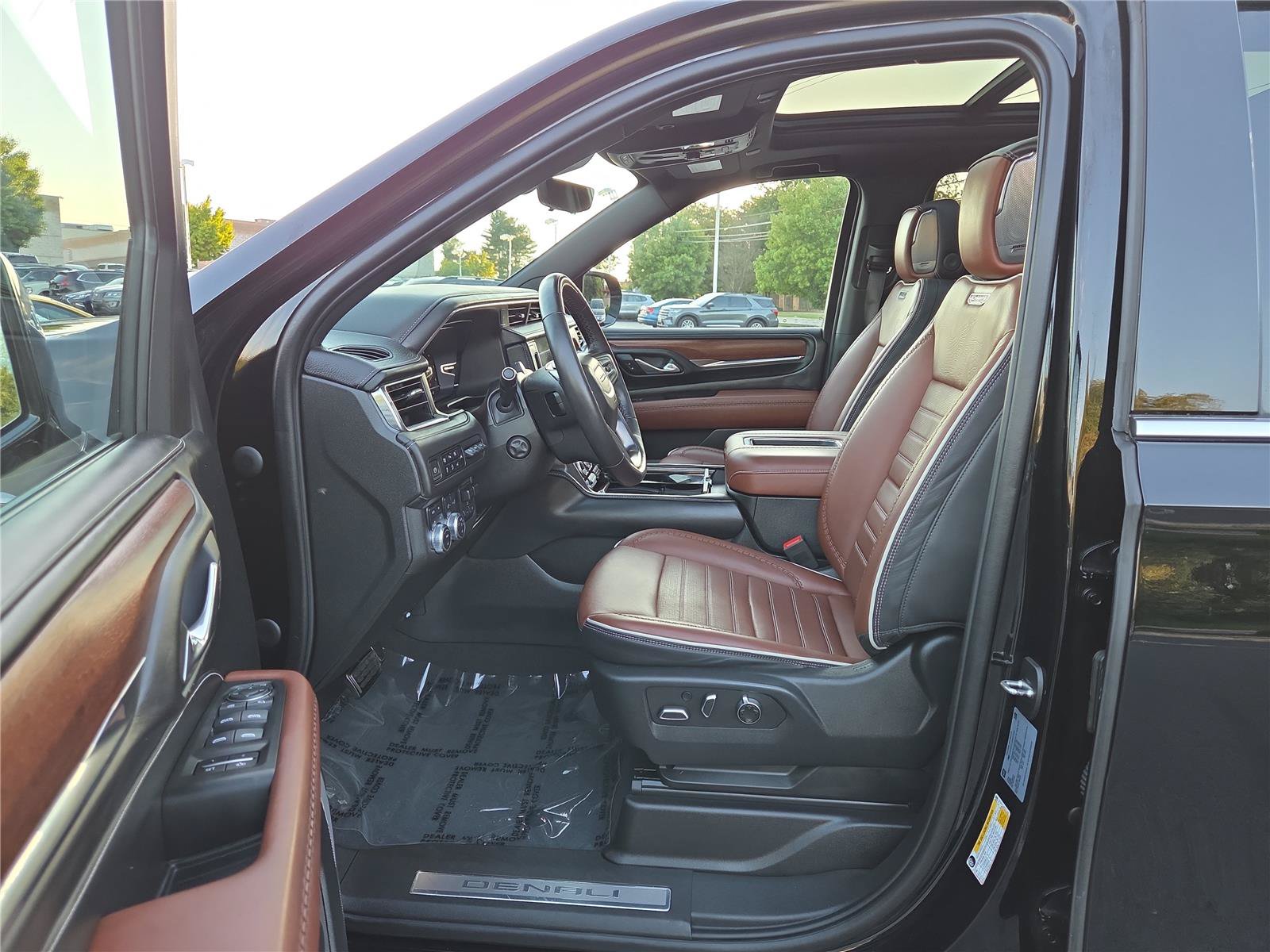 Used 2023 GMC Yukon XL Denali Ultimate AWD/4WD image 12