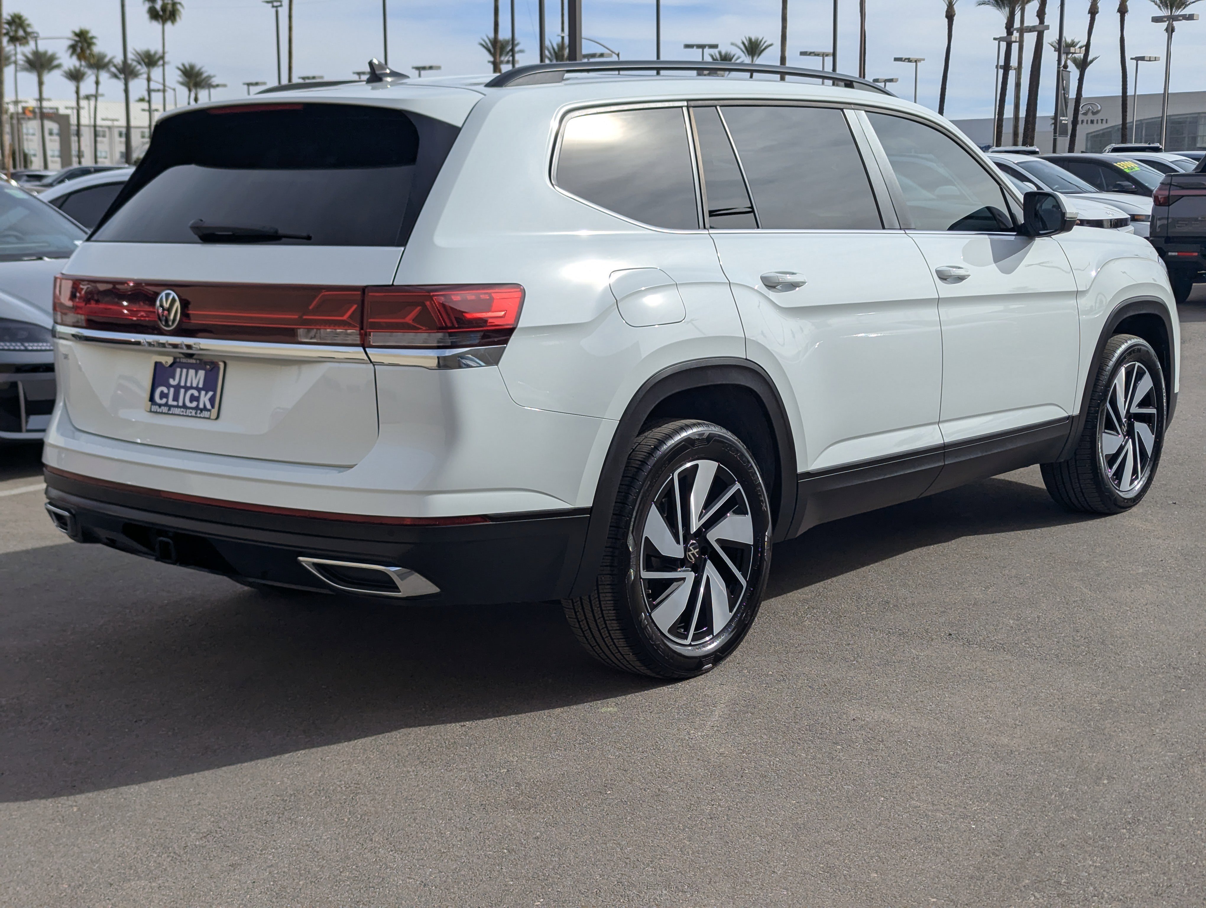Used 2025 Volkswagen Atlas SE image 2
