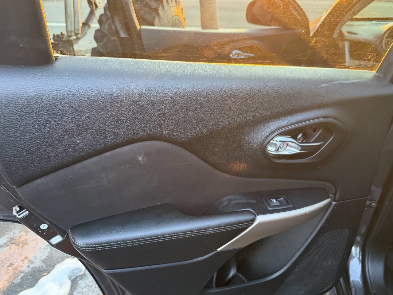 Used 2017 Jeep Cherokee Latitude w/ Comfort/Convenience Group image 17