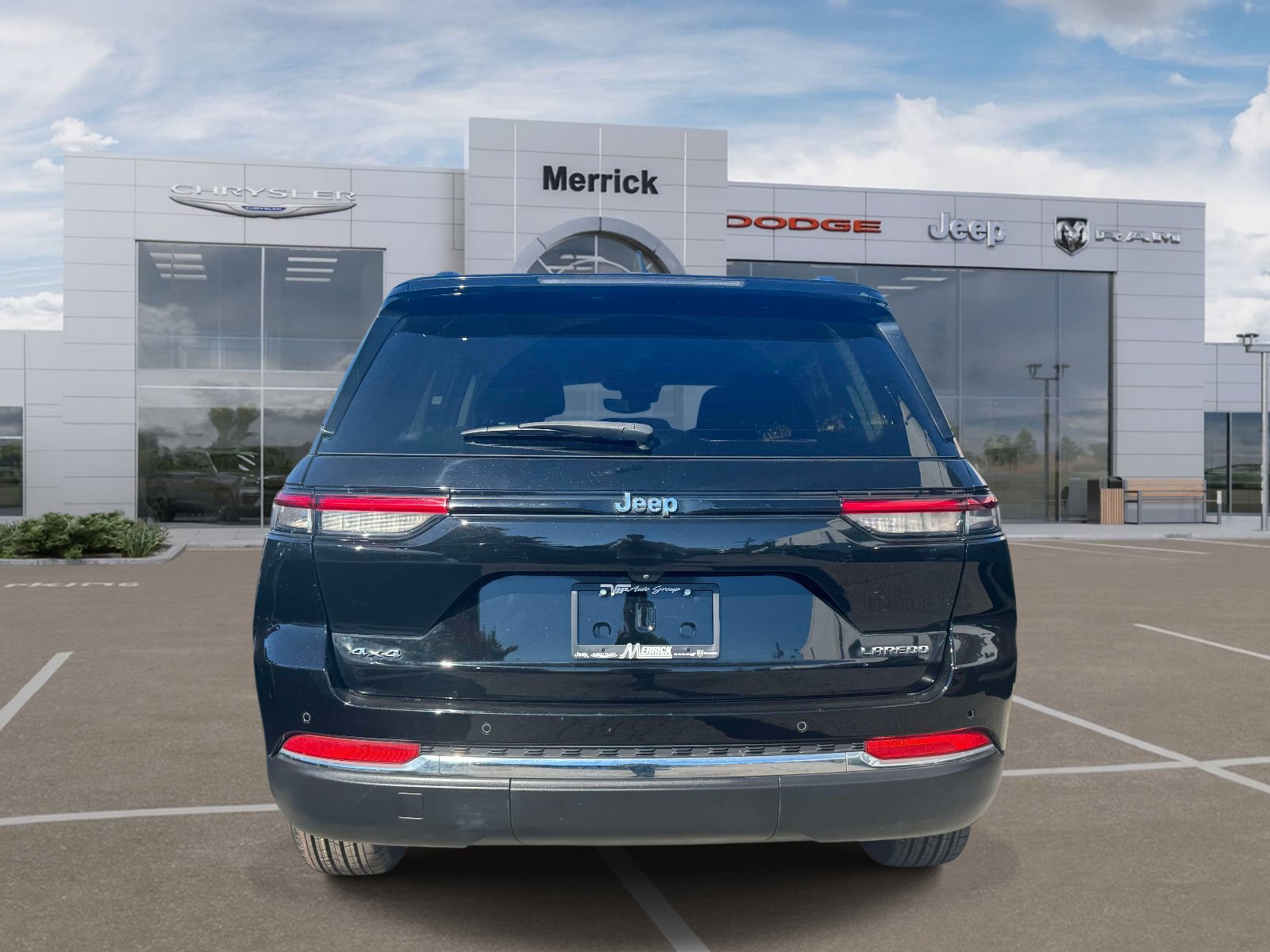 Used 2023 Jeep Grand Cherokee Laredo AWD/4WD image 7
