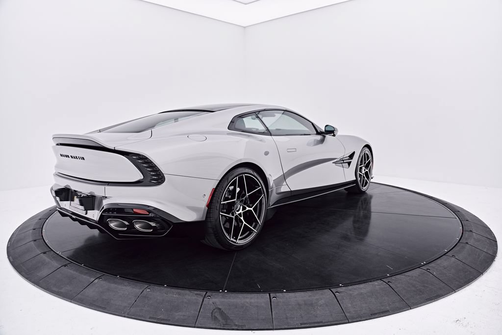 Used 2025 Aston Martin Vanquish RWD image 17