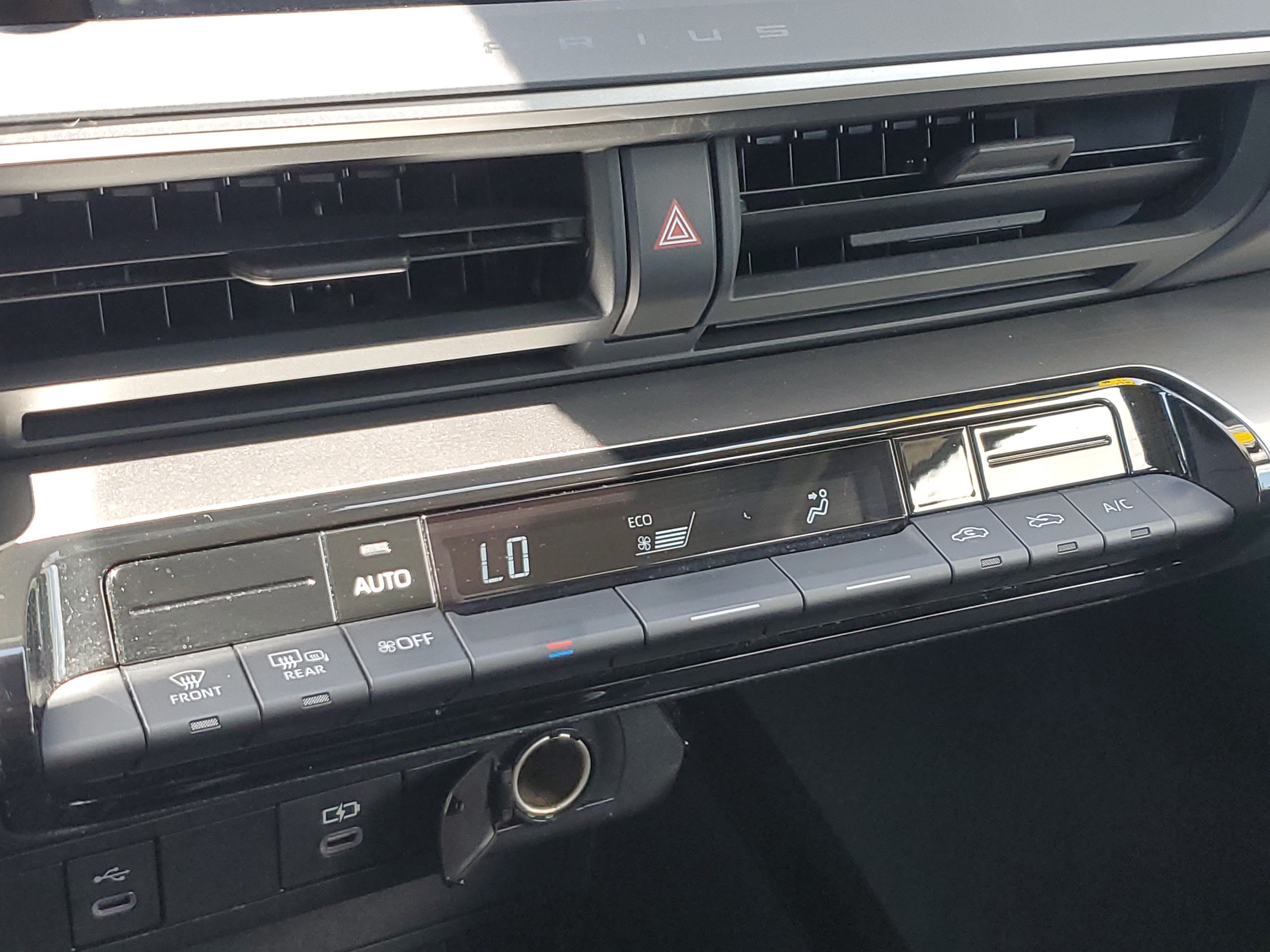 Certified 2024 Toyota Prius LE FWD image 28