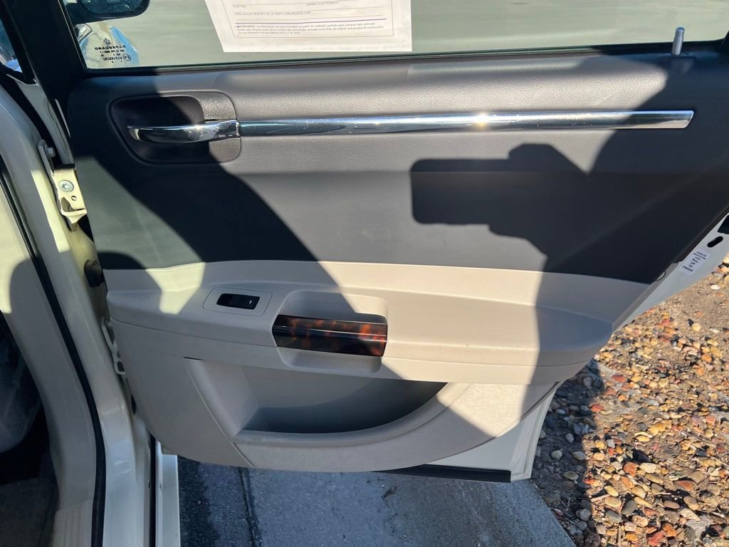 Used 2006 Chrysler 300 C w/ Protection Group II image 23