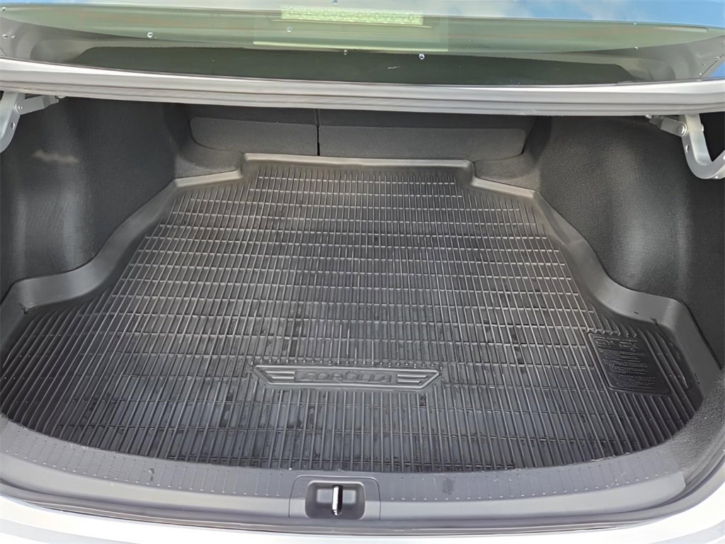 Used 2023 Toyota Corolla SE w/ SE Package image 16