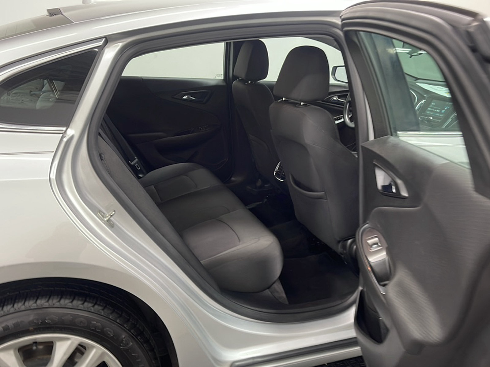 Used 2018 Chevrolet Malibu LT FWD image 18