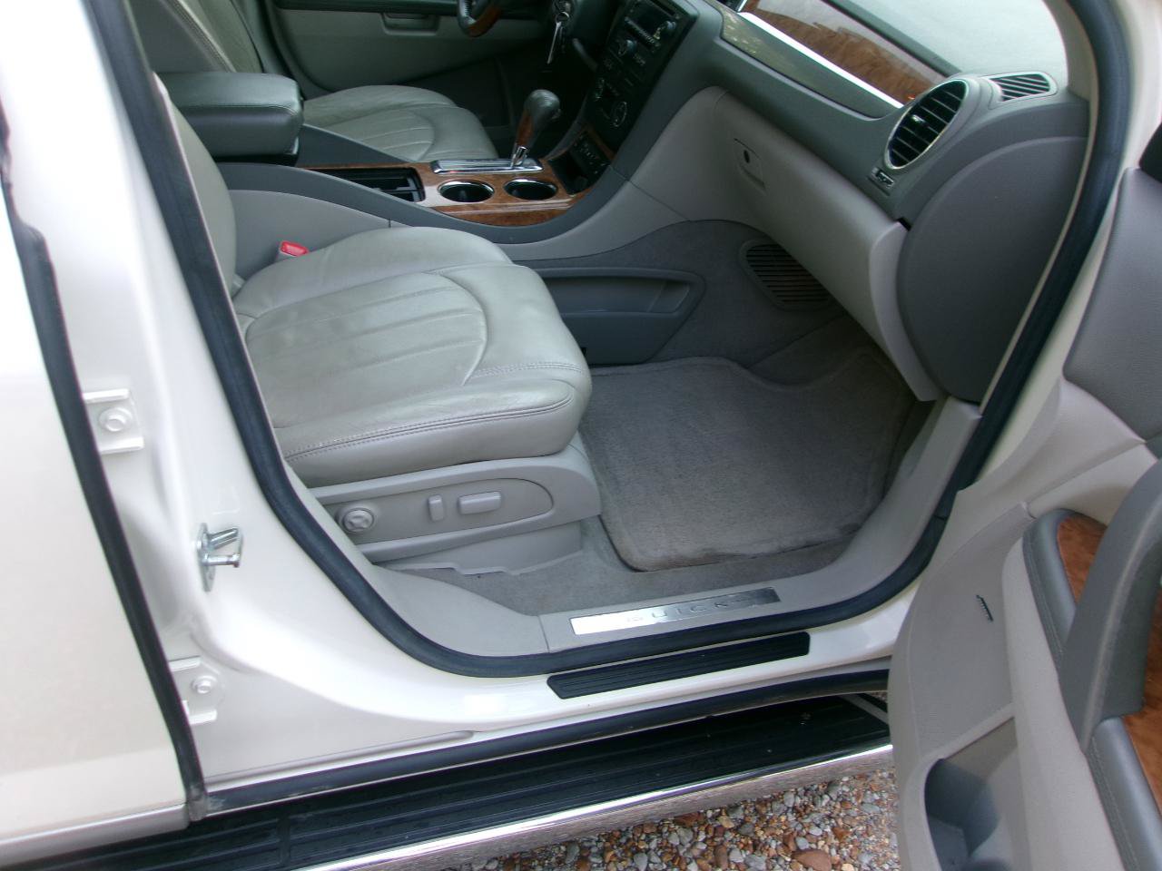 Used 2008 Buick Enclave CXL w/ Entertainment Package #2 FWD image 4