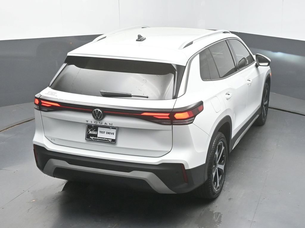 Certified 2025 Volkswagen Tiguan SE FWD image 47