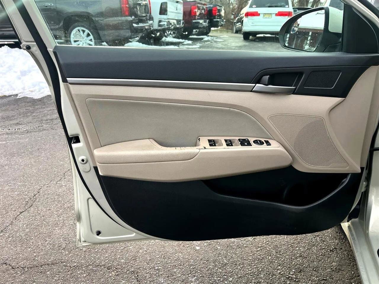 Used 2017 Hyundai Elantra SE image 12