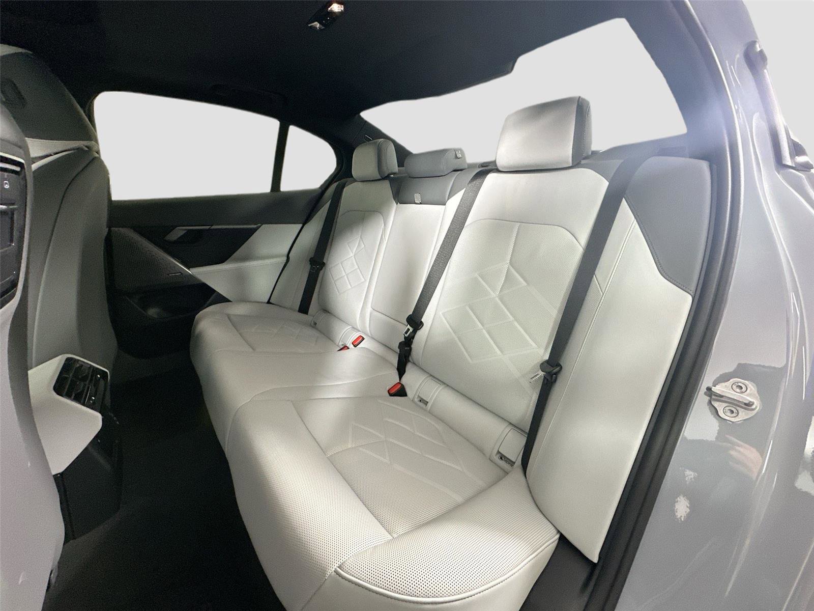 New 2026 BMW i5 eDrive40 w/ M Sport Package RWD image 25