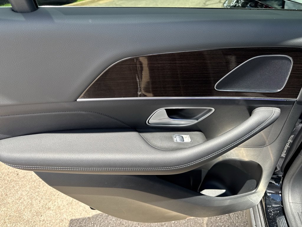 Used 2025 Mercedes-Benz GLE 450e 4MATIC w/ Driver Assistance Package image 39