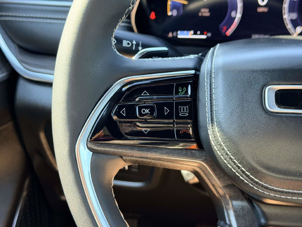 Certified 2023 Jeep Grand Cherokee Overland w/ Luxury Tech Group IV AWD/4WD image 24