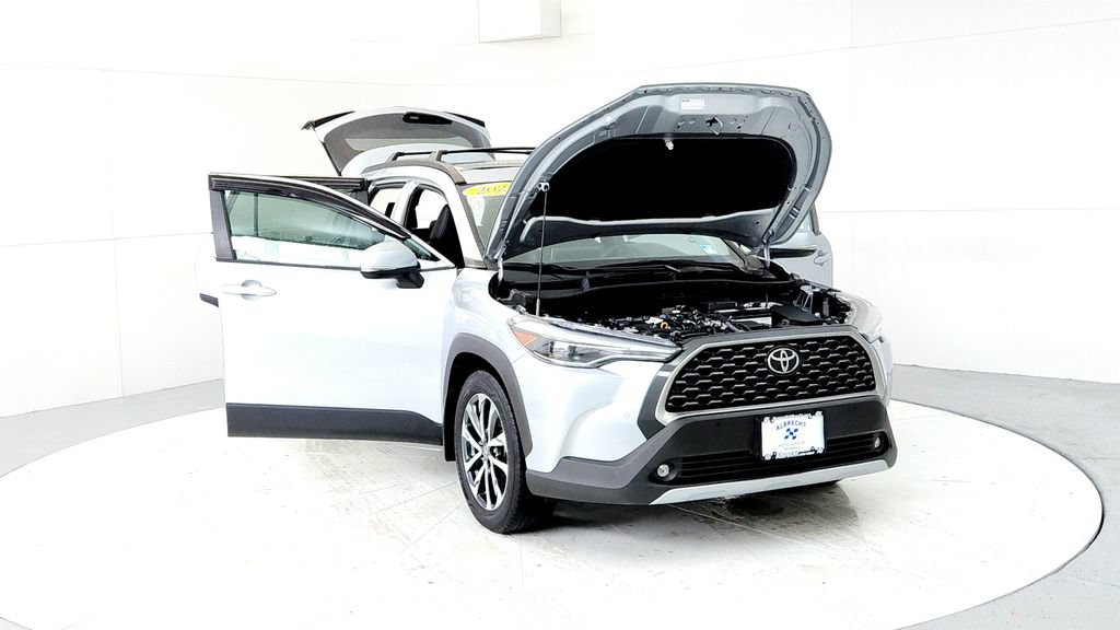 Used 2022 Toyota Corolla Cross XLE w/ Convenience Package AWD/4WD image 9