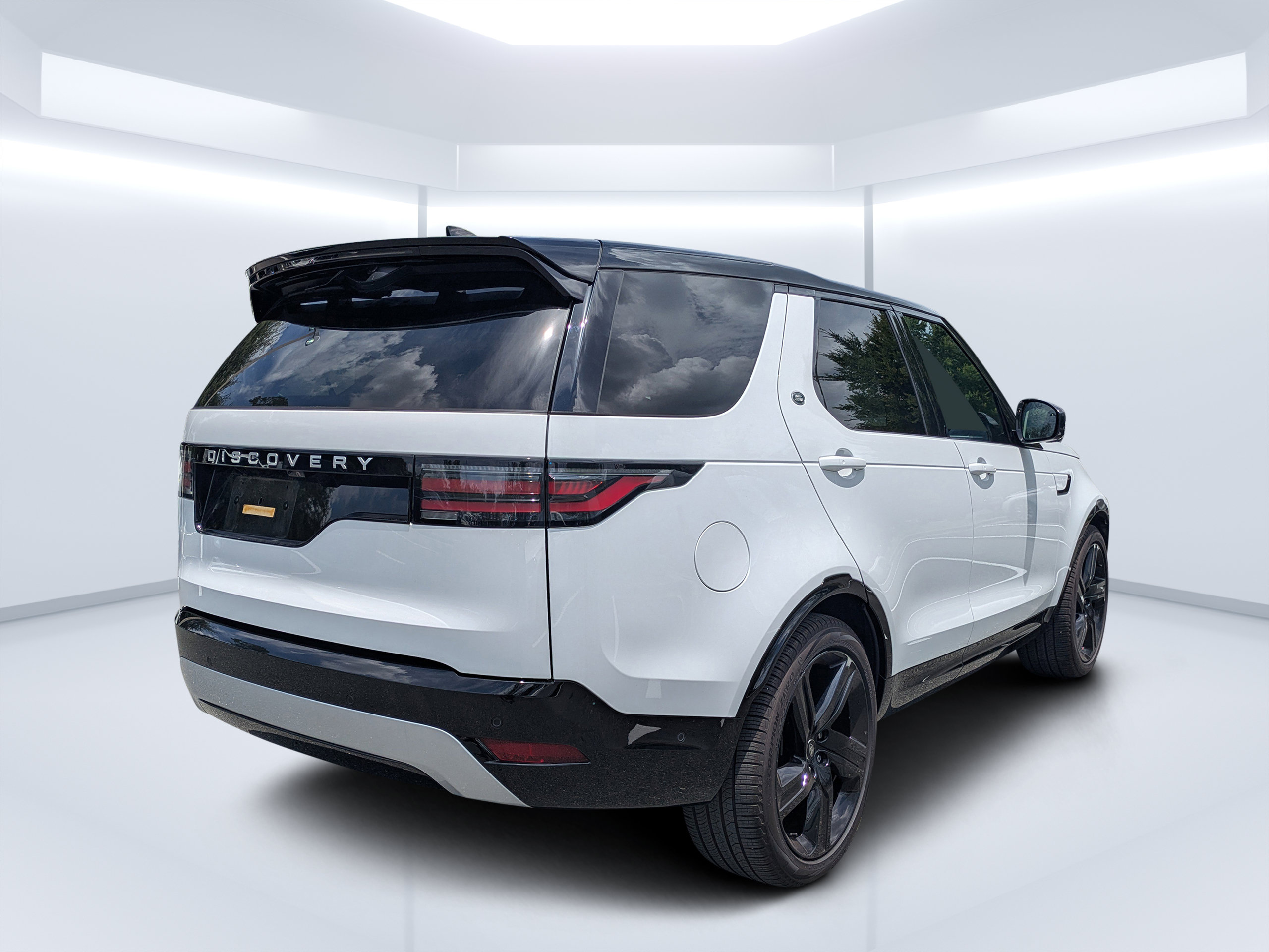 Used 2025 Land Rover Discovery Metropolitan Edition AWD/4WD image 3