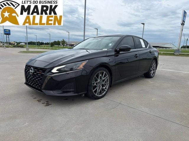 Used 2023 Nissan Altima 2.0 SR FWD image 2