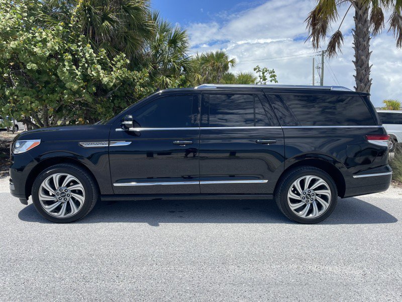Used 2022 Lincoln Navigator L Reserve RWD image 3