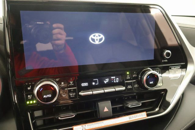 New 2026 Toyota Highlander Platinum AWD/4WD image 18