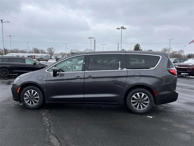 Certified 2022 Chrysler Pacifica Touring-L w/ Uconnect Theater Family Group image 4