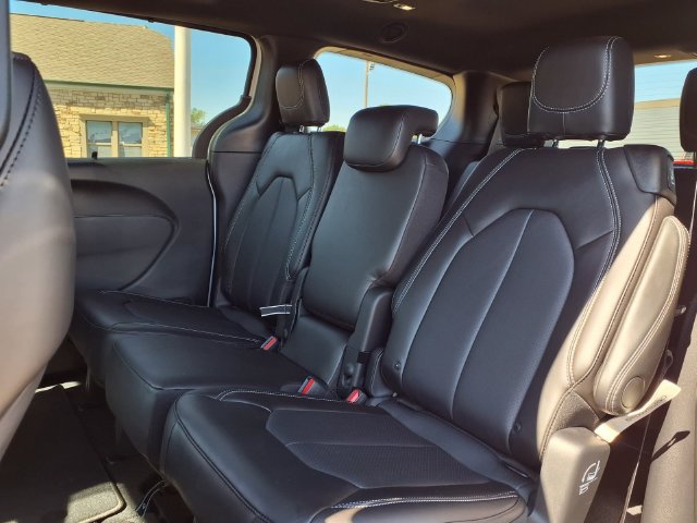 New 2027 Chrysler Pacifica Select FWD image 13