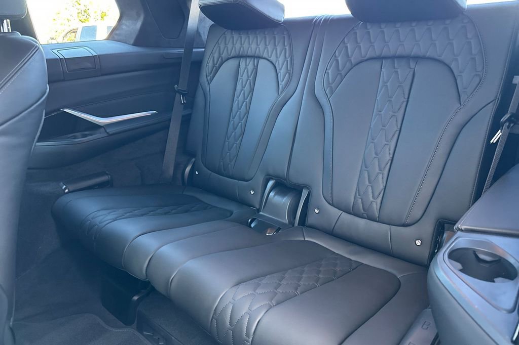 New 2026 BMW X7 M60i image 16
