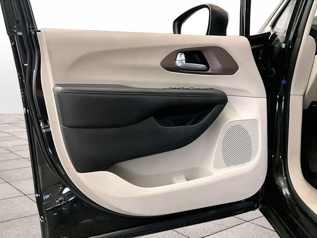 Used 2017 Chrysler Pacifica Touring w/ Tire & Wheel Group FWD image 22