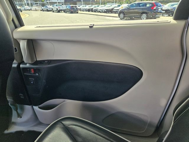 Used 2023 Chrysler Pacifica Touring-L image 14