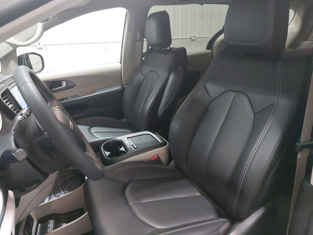 Used 2024 Chrysler Pacifica Touring-L image 17