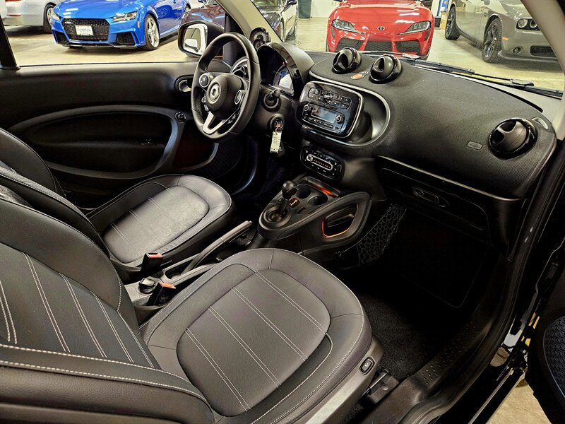 Used 2017 smart fortwo Prime RWD image 2