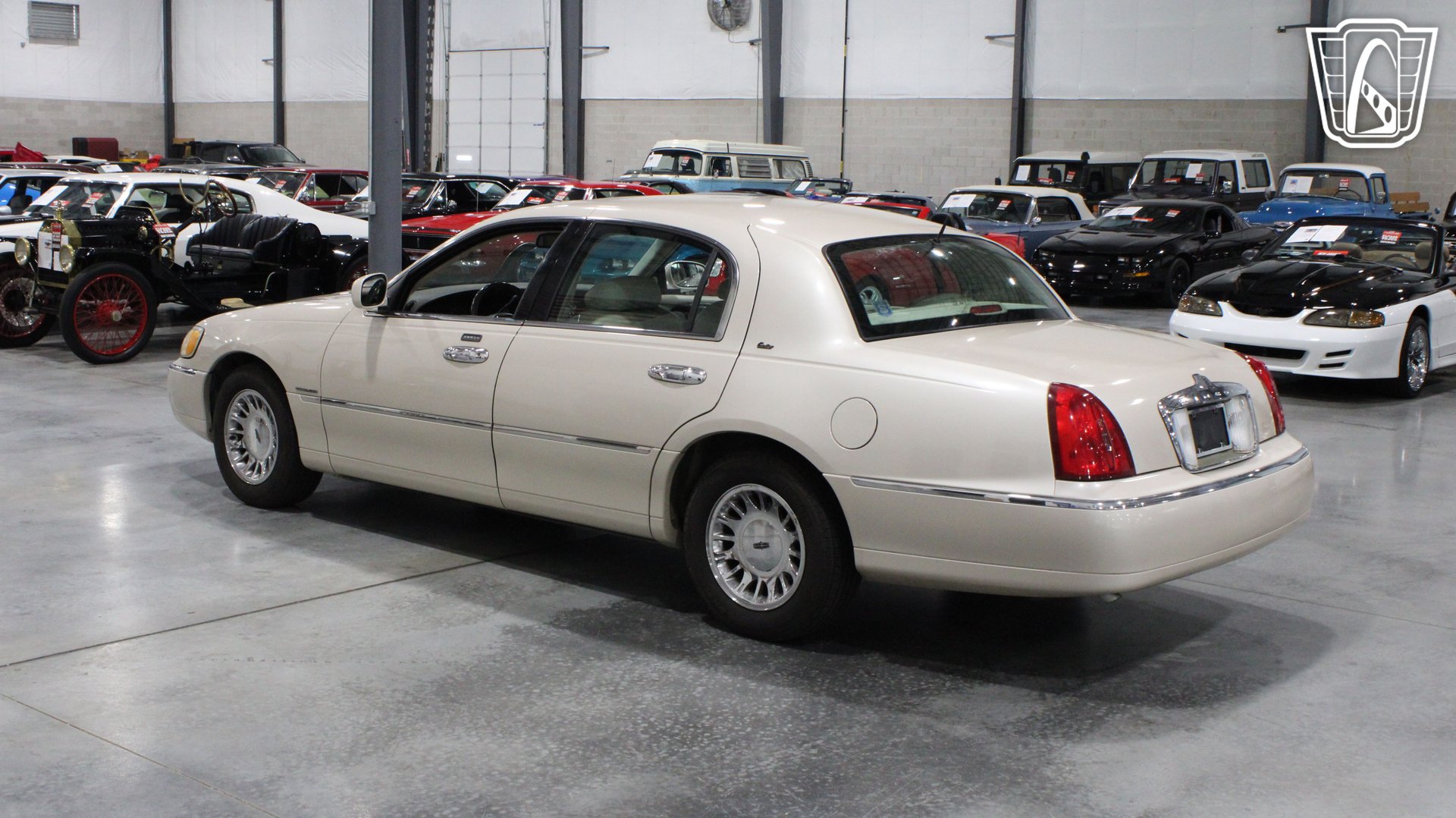 Used 1999 Lincoln Town Car Cartier RWD image 14