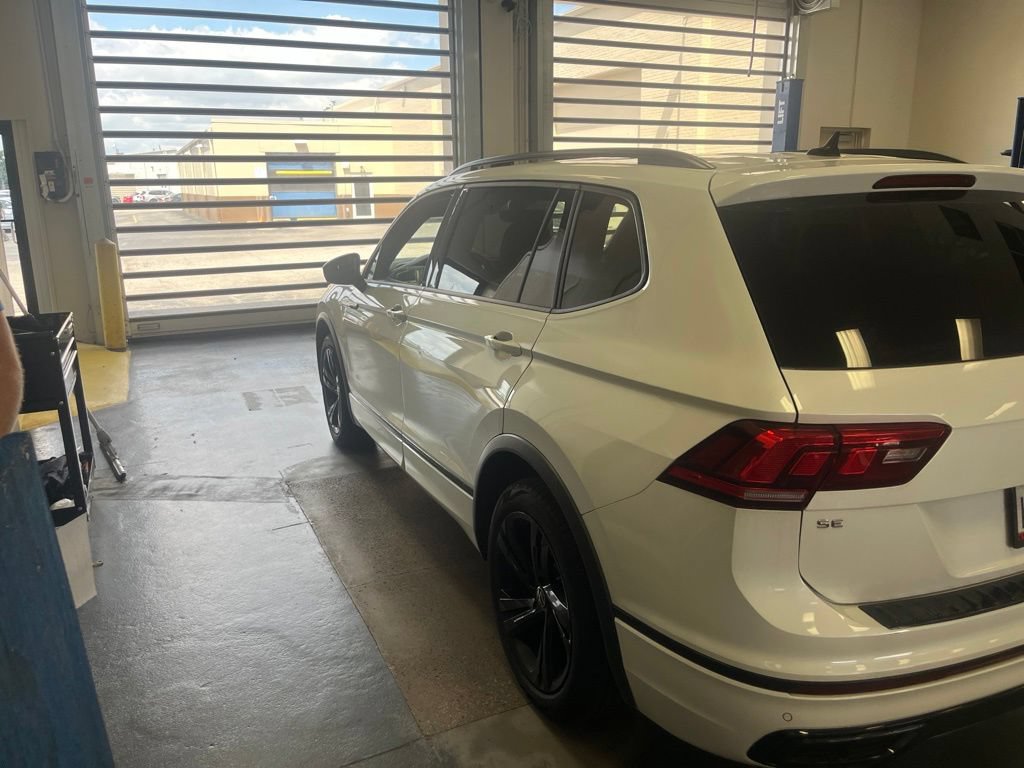 Used 2023 Volkswagen Tiguan SE R-Line AWD/4WD image 3