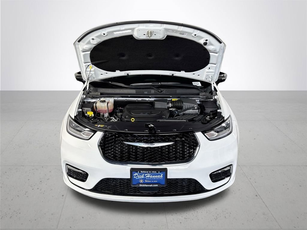 Used 2023 Chrysler Pacifica Limited w/ Uconnect Theater Family Group image 22