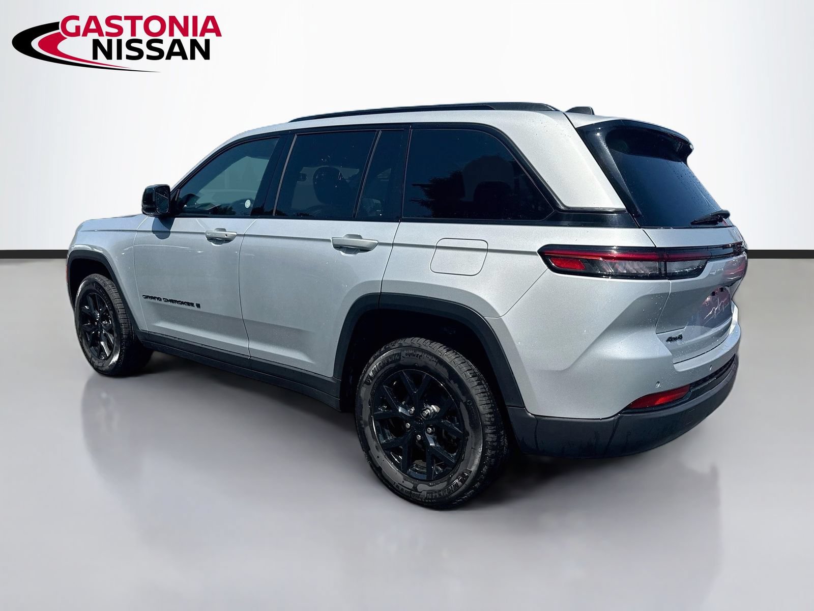Used 2025 Jeep Grand Cherokee Altitude AWD/4WD image 6