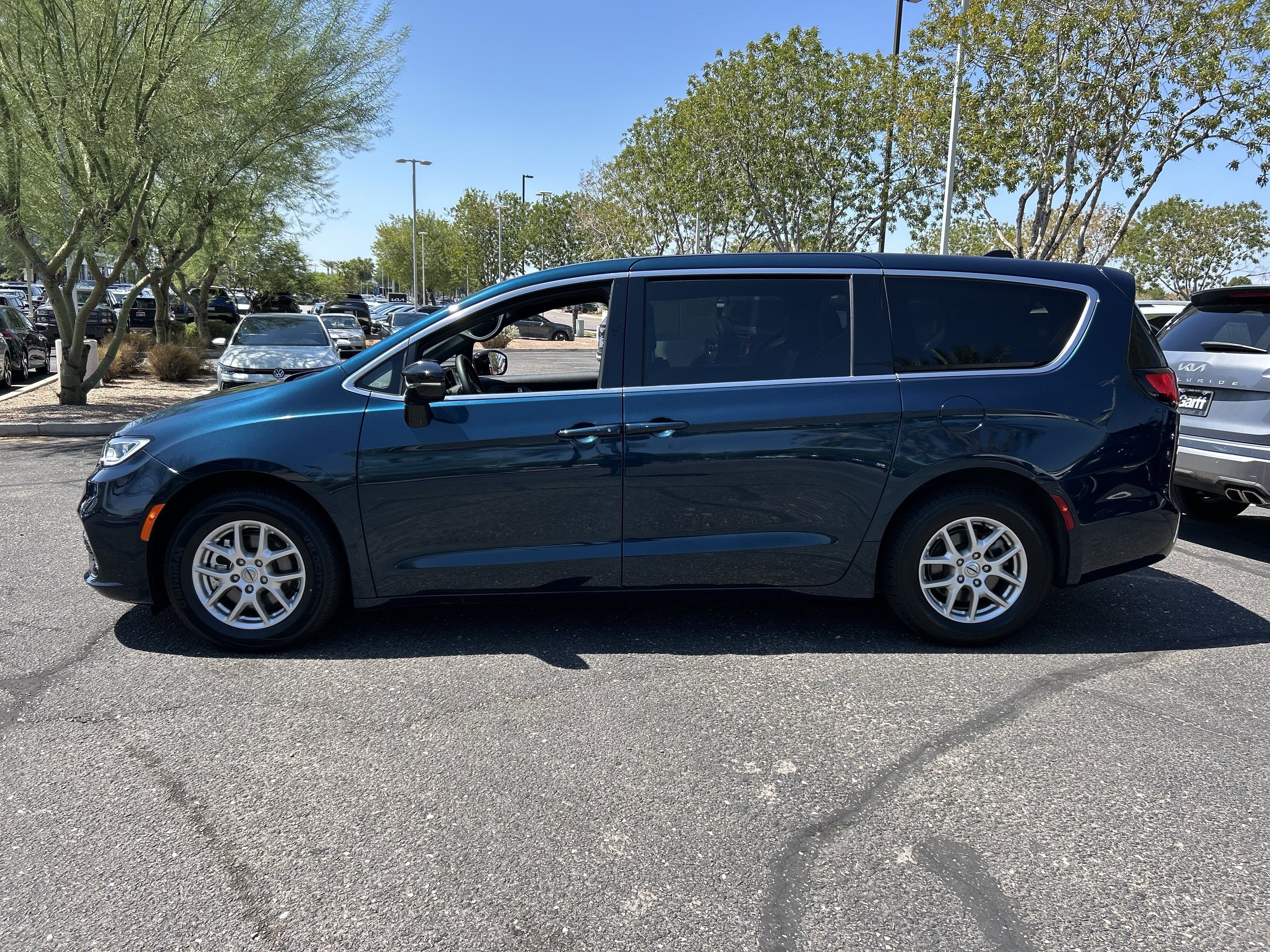 Used 2025 Chrysler Pacifica Select FWD image 2