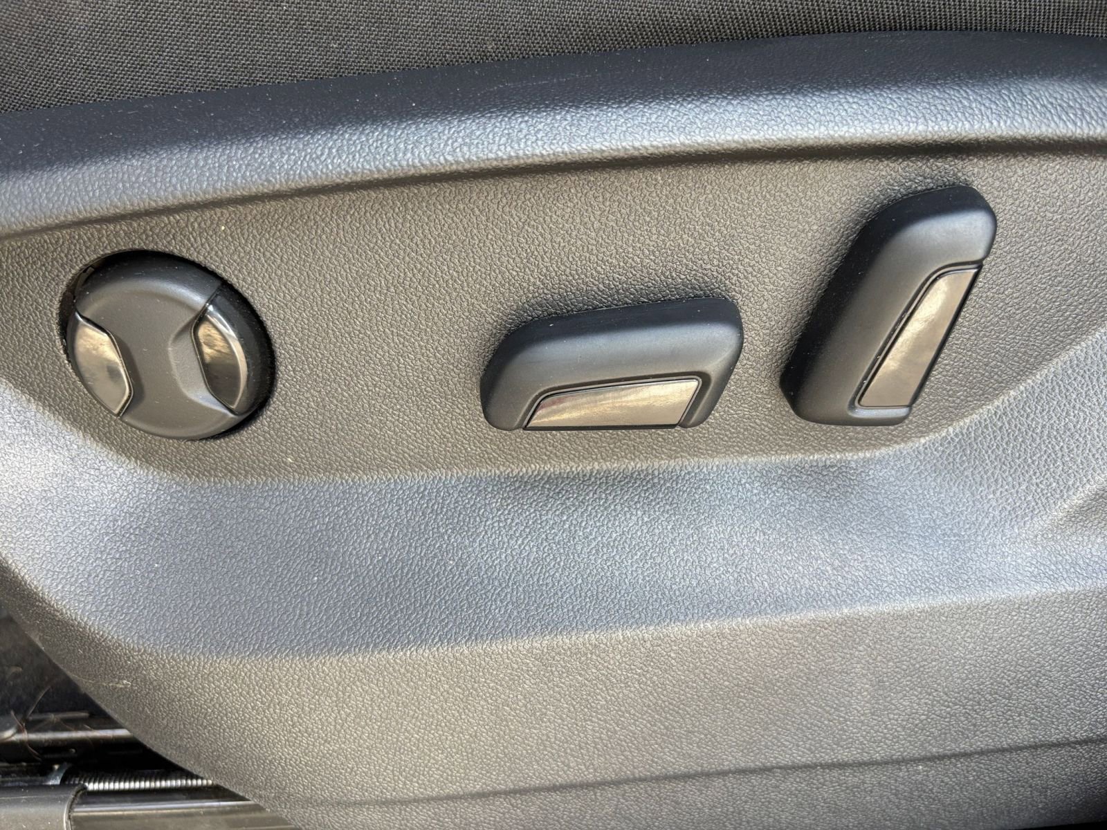 Used 2025 Volkswagen Atlas Cross Sport SE AWD/4WD image 22