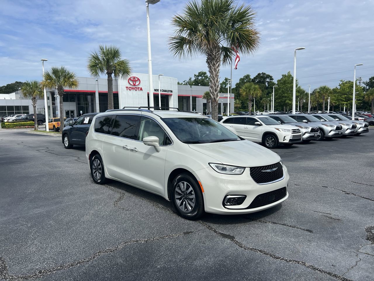 Used 2021 Chrysler Pacifica Touring-L FWD image 2