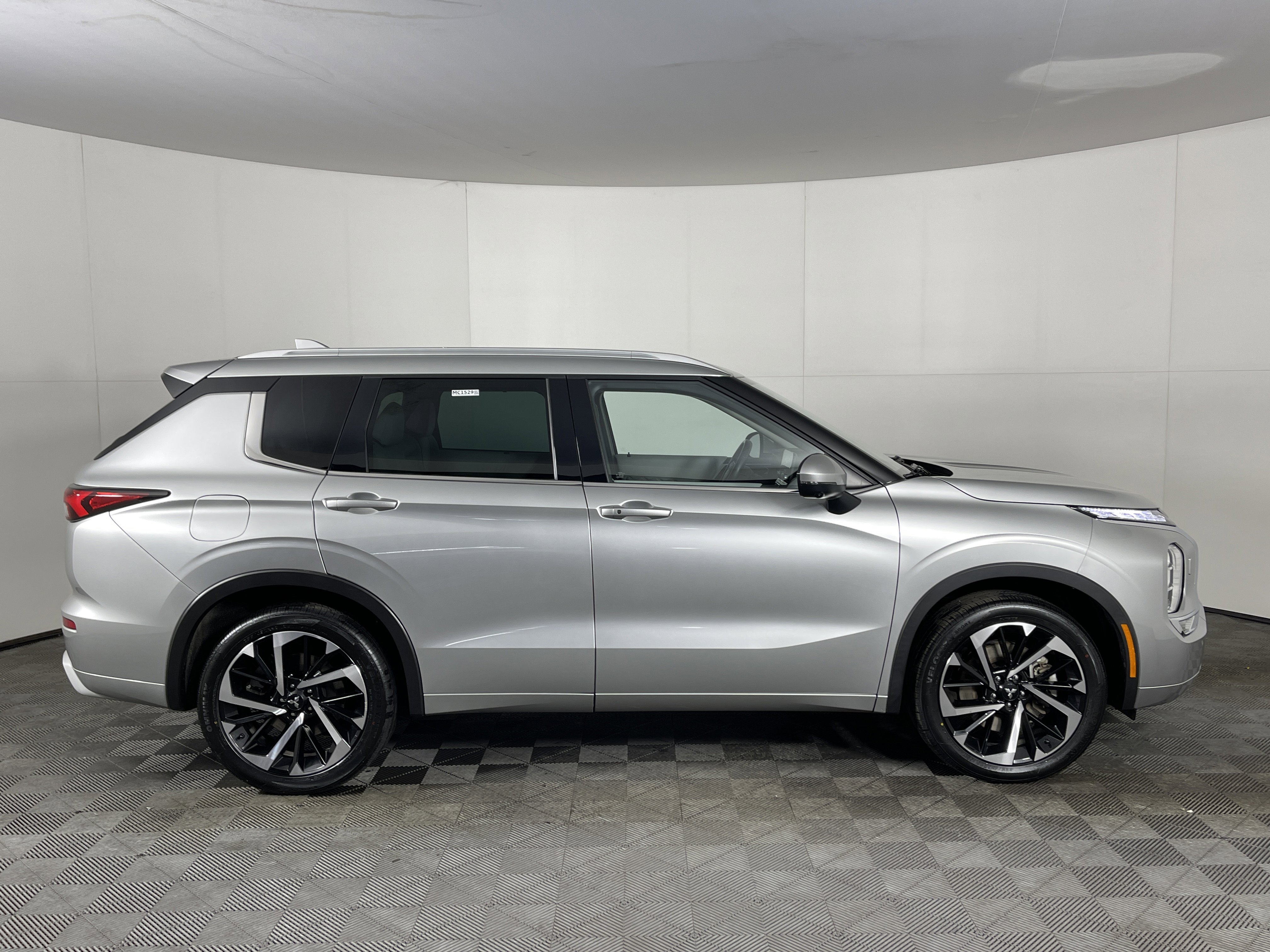 Used 2023 Mitsubishi Outlander SEL image 5