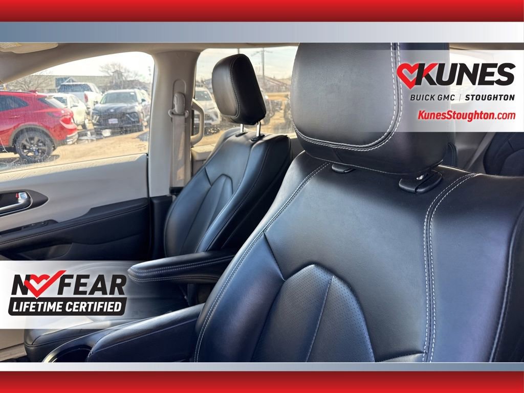 Used 2023 Chrysler Pacifica Touring-L image 24