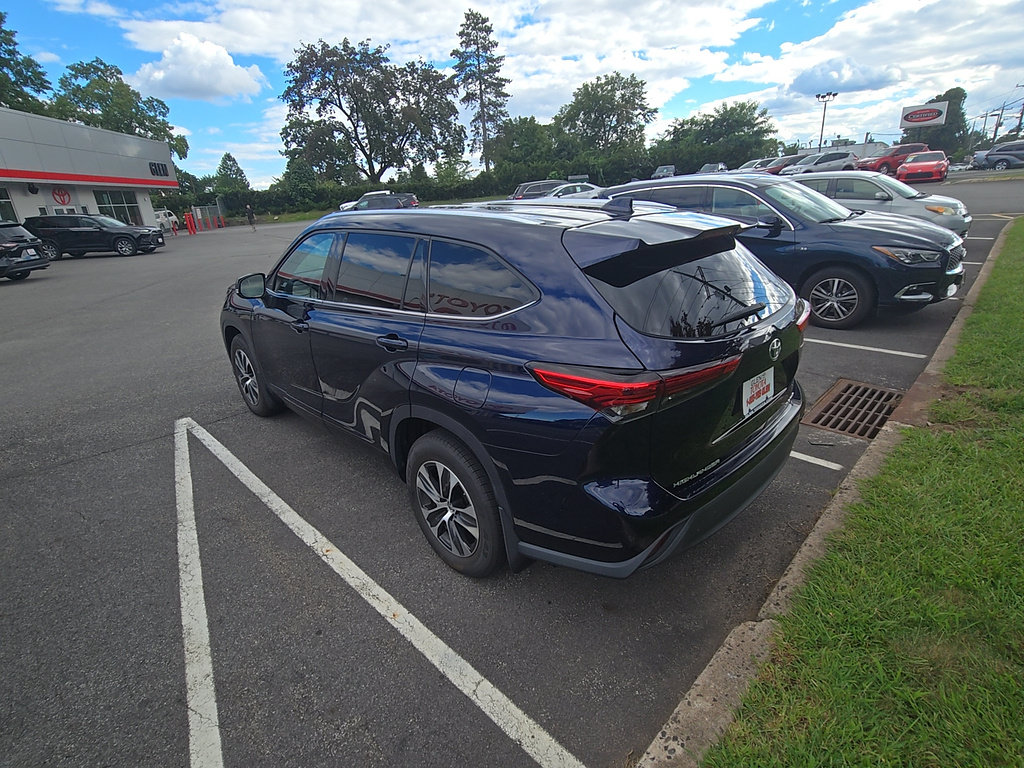 Certified 2021 Toyota Highlander XLE AWD/4WD image 24