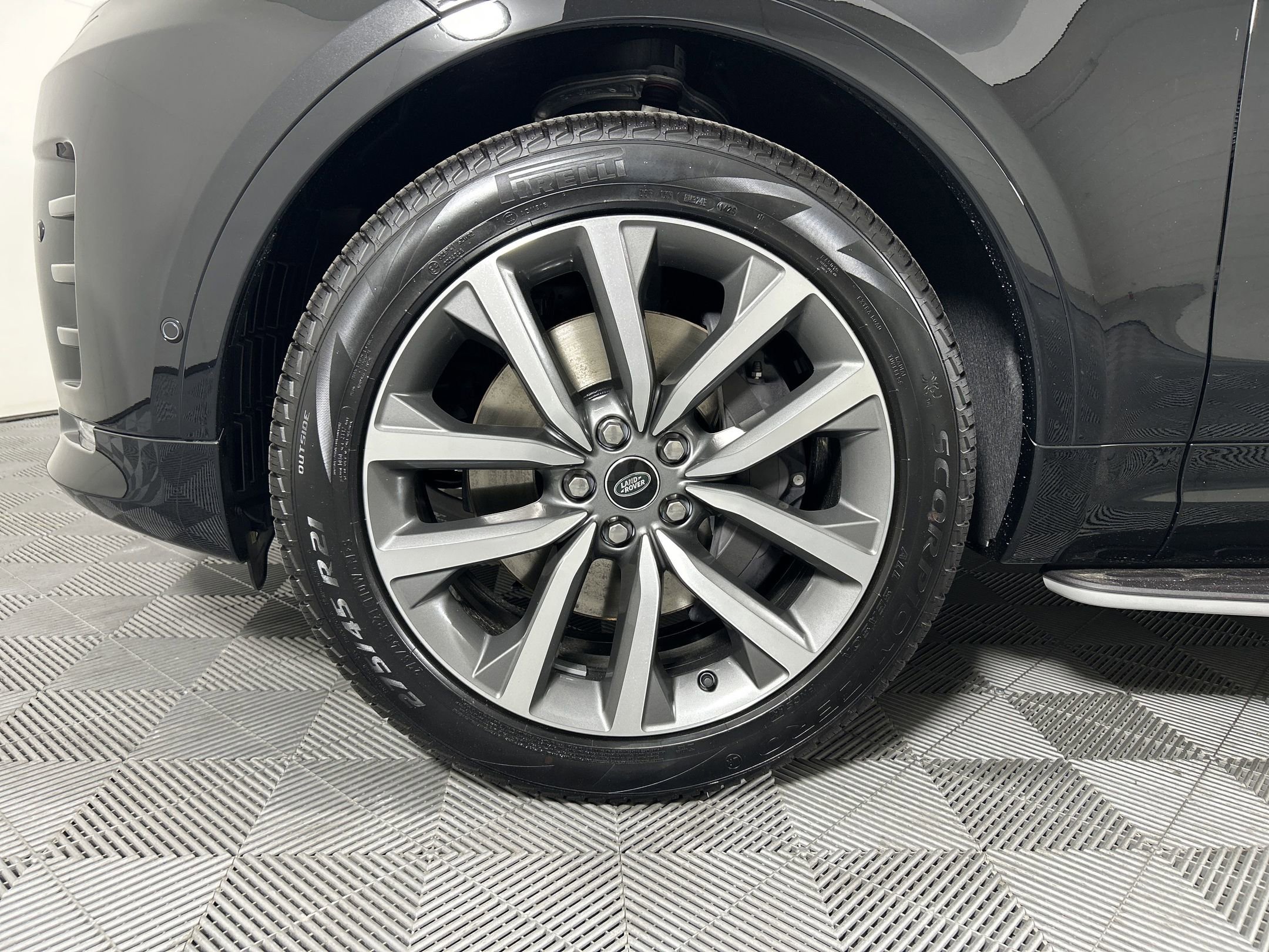 New 2025 Land Rover Discovery Dynamic SE image 9