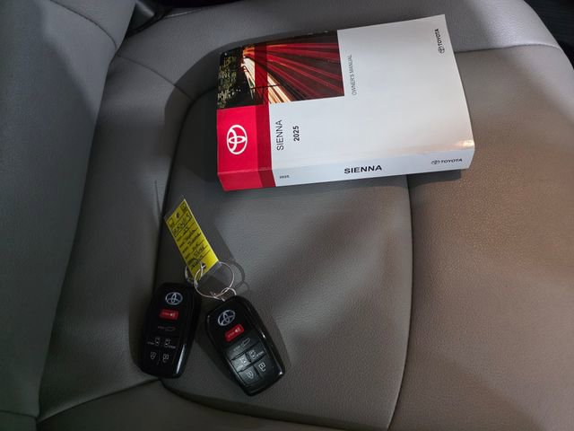 Used 2025 Toyota Sienna XLE w/ XLE Plus Package AWD/4WD image 8