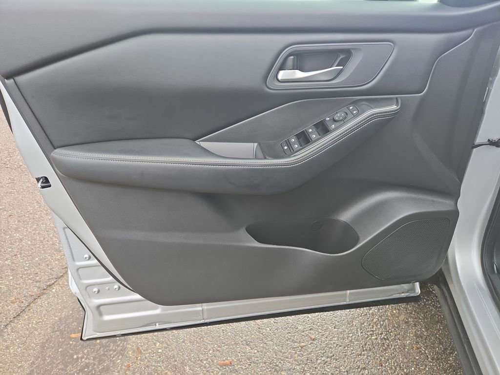 Used 2025 Nissan Rogue SV image 12