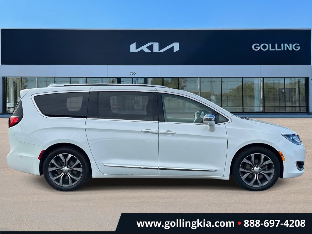 Used 2017 Chrysler Pacifica Limited FWD image 2