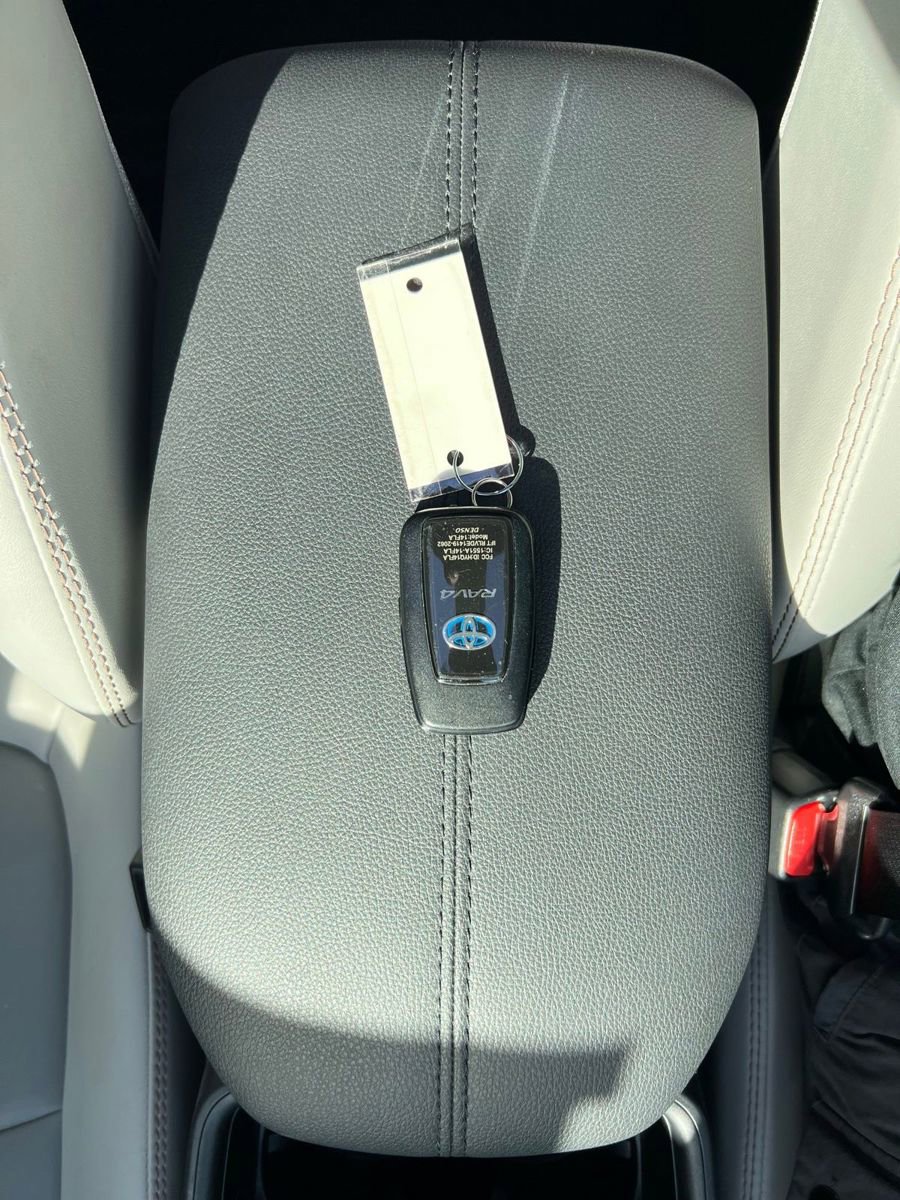 Used 2022 Toyota RAV4 XLE Premium image 39