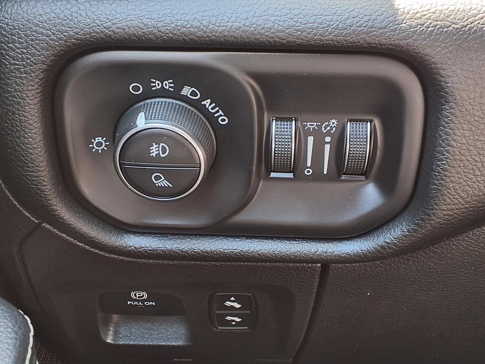 Used 2025 RAM 1500 Laramie AWD/4WD image 9