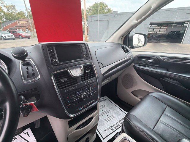 Used 2015 Chrysler Town & Country Touring FWD image 32