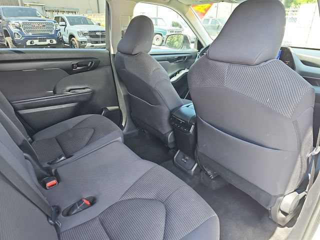 Used 2024 Toyota Highlander LE FWD image 13